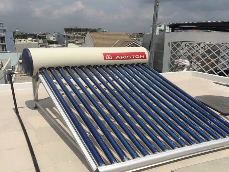Lắp đặt máy nước nóng năng lượng mặt trời Nhà Bè tại Thành Phát.  